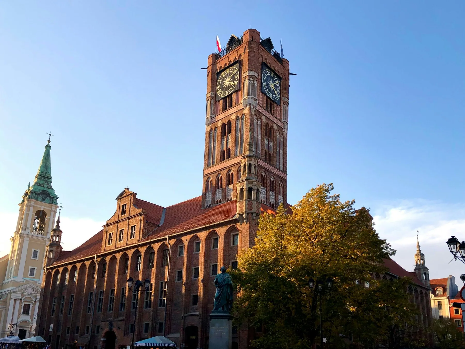 Det gotiske rådhuset i teglstein med klokketårn på torget i gamlebyen i Toruń