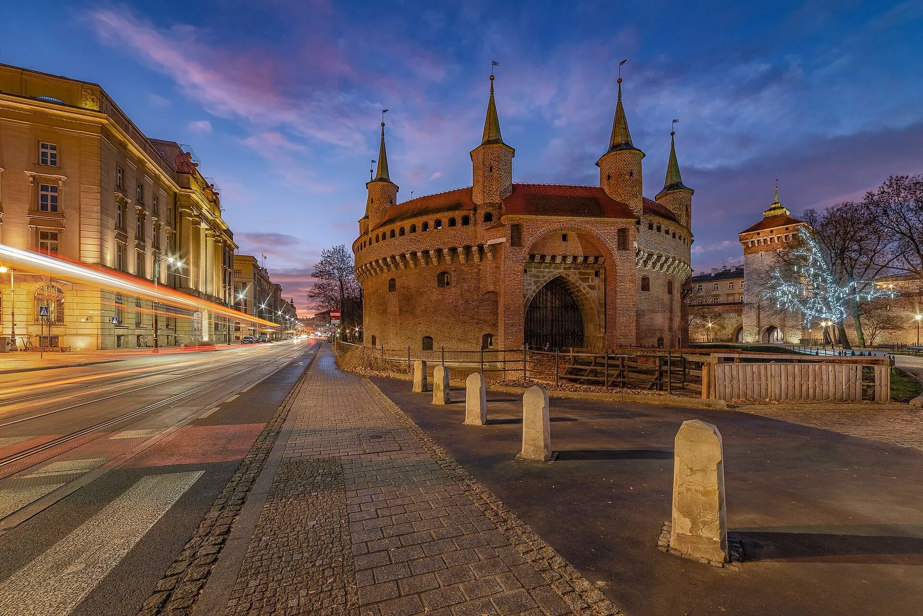 Barbakanen i Kraków, det runde porttårn i rødt tegl, i morgenlyset før solopgang