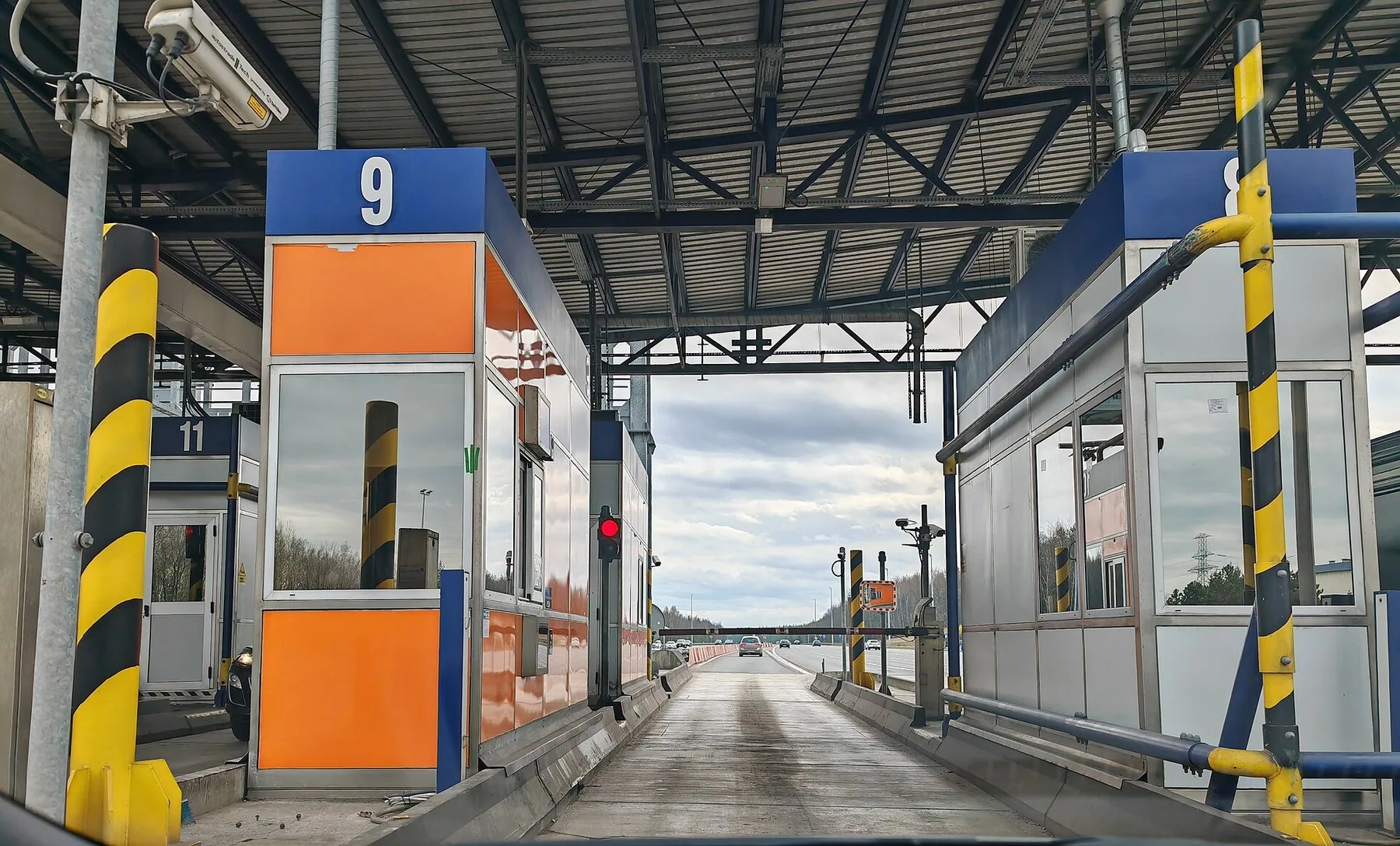 Bomstasjonen Brzęczkowice på motorveien A4 med nummererte betalingsbåser og bommer