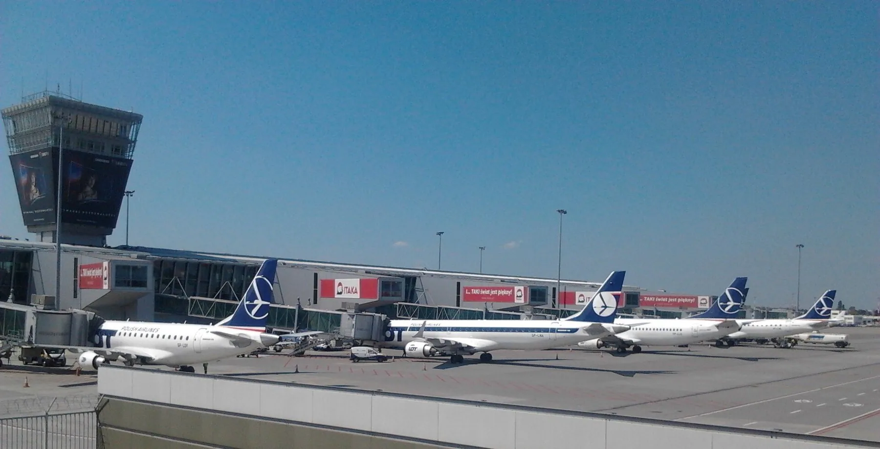 Fly fra LOT opstillet ved terminalen og kontroltårnet i Warszawa Chopin lufthavn