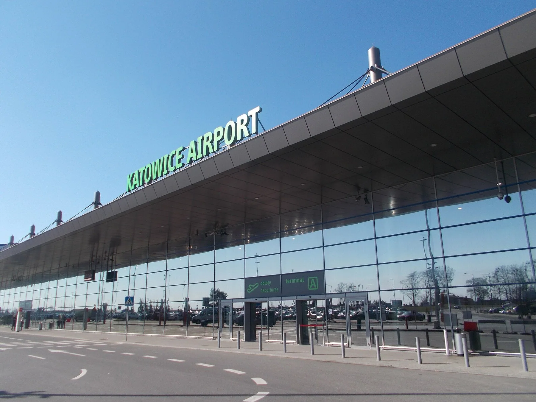Glassfasaden og skiltet Katowice Airport på terminal A i Pyrzowice