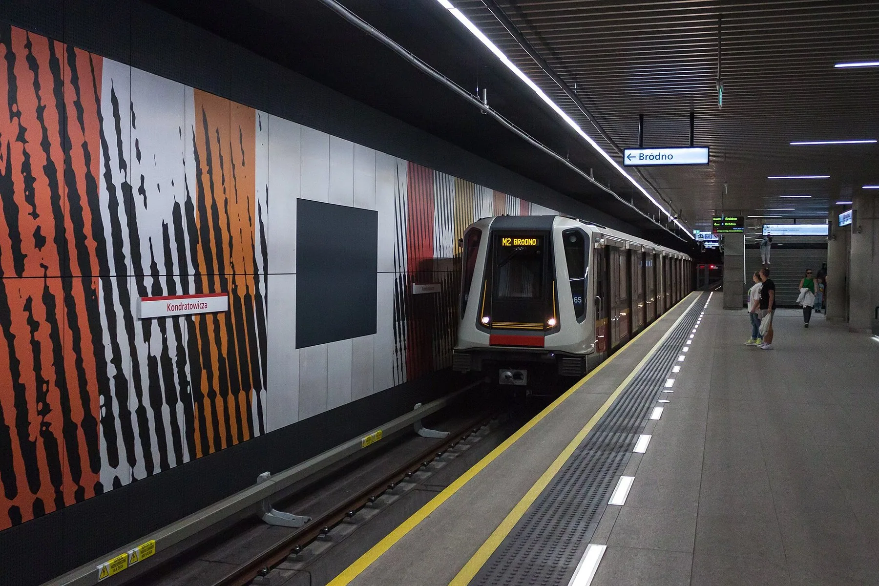 Et metrotog af typen Siemens Inspiro kører ind på stationen Kondratowicza i Warszawa