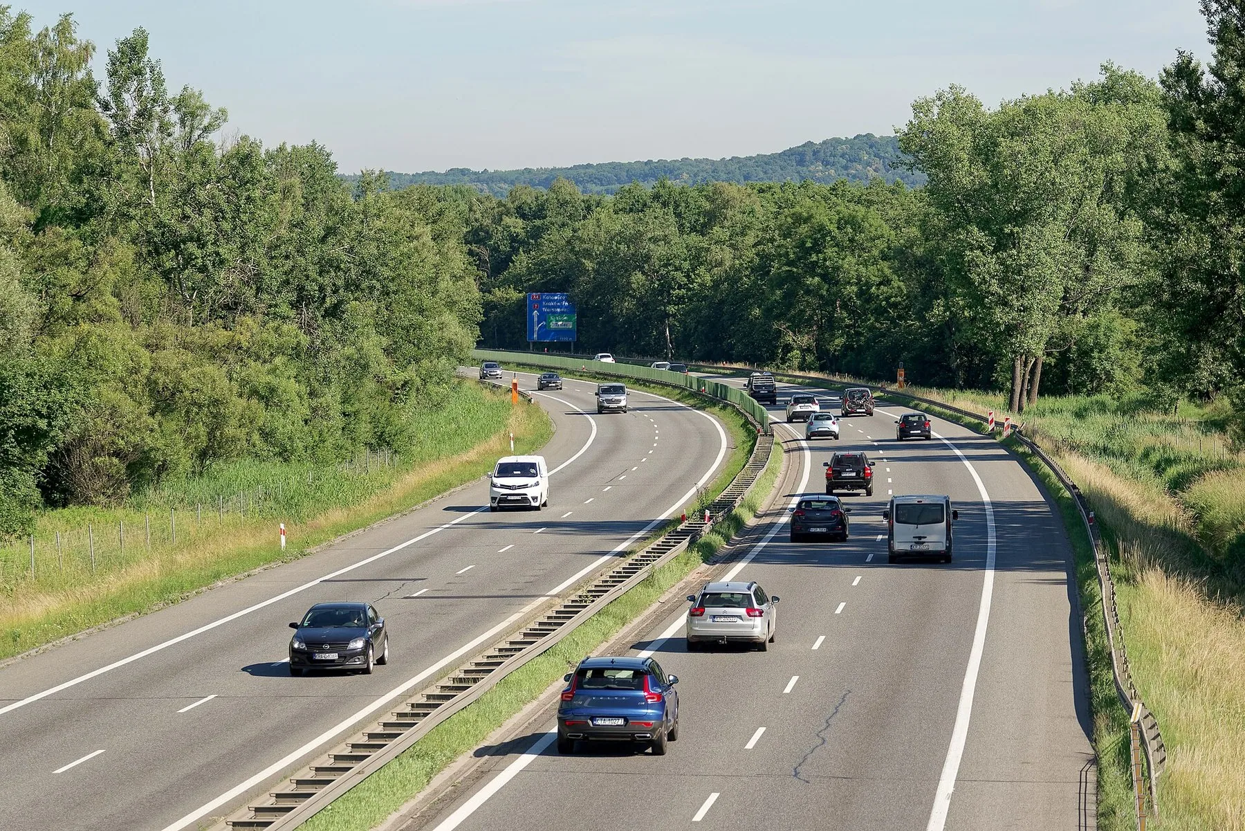 Trafik på motorvägen A4 genom gröna omgivningar vid Kraków