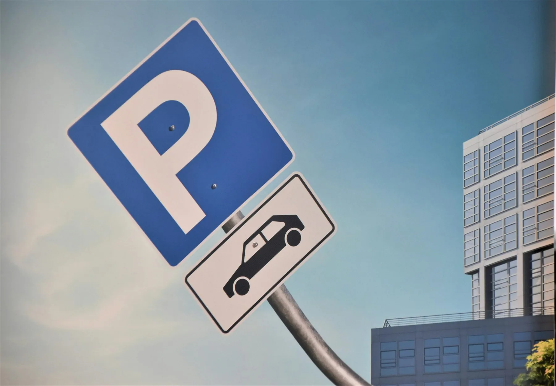 Blått parkeringsskilt med underskilt for personbil