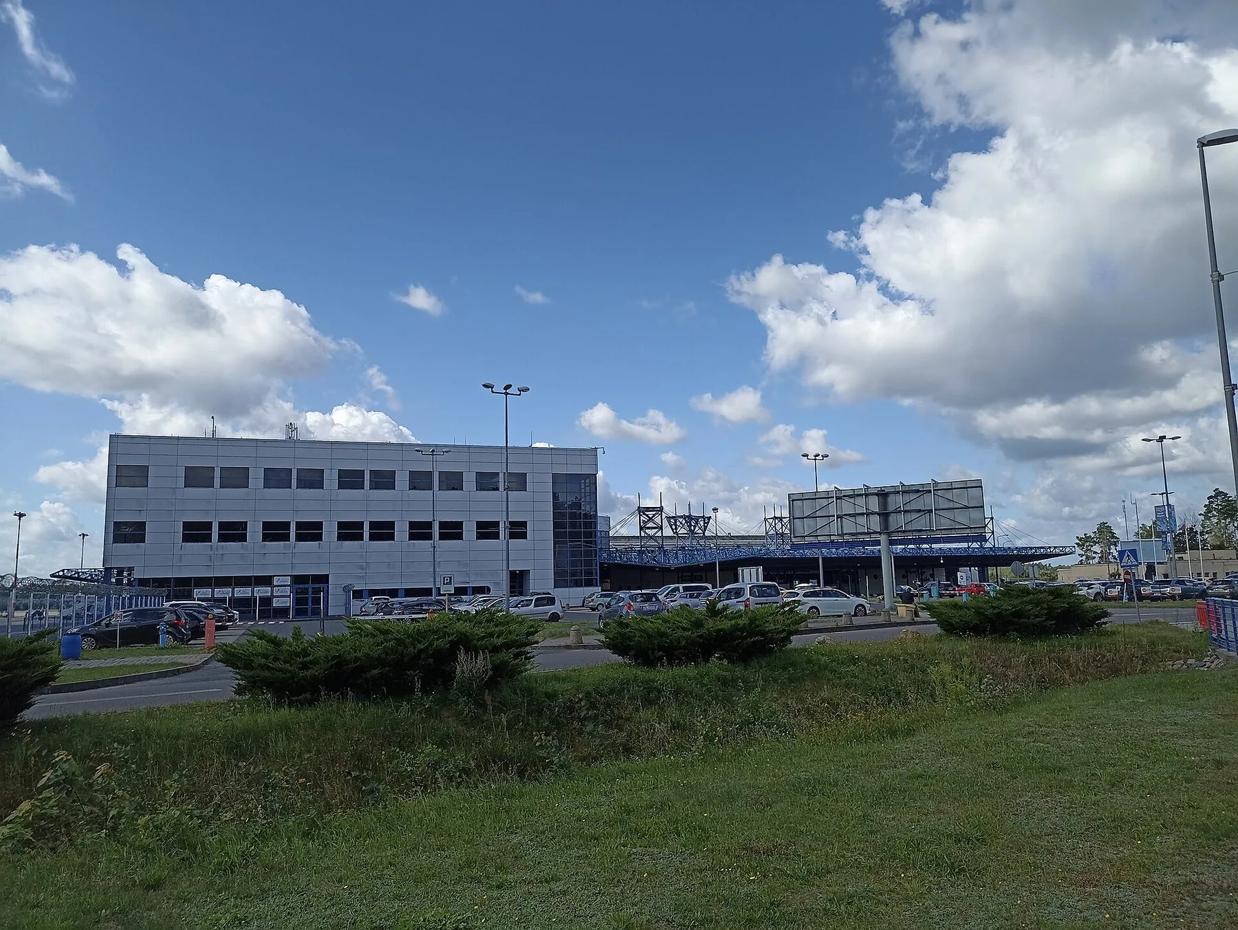 Terminalbygningen på Szczecin-Goleniów lufthavn sett fra forplassen