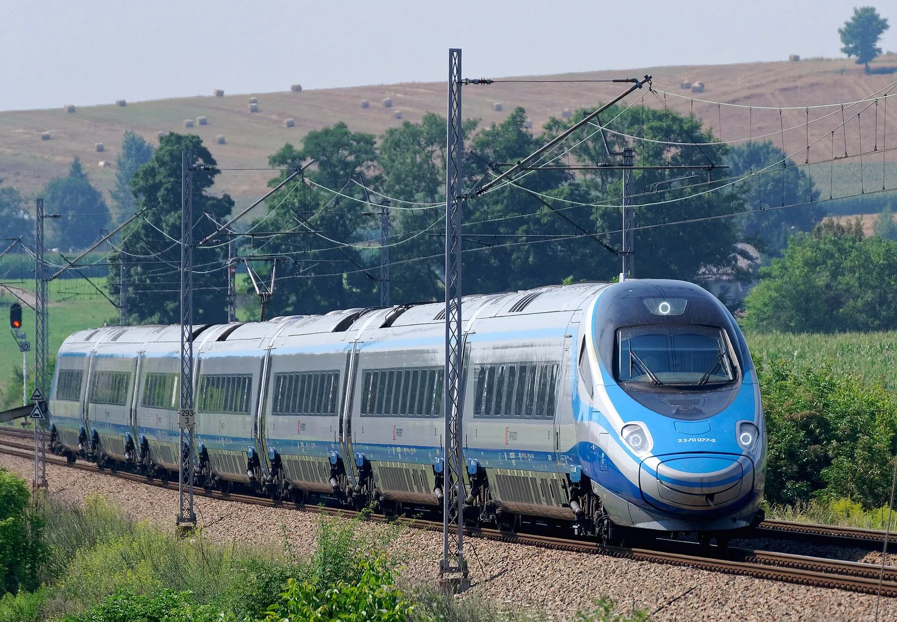 PKP Intercitys snabbtåg Pendolino ED250 på linje 8 vid Słomniki norr om Kraków