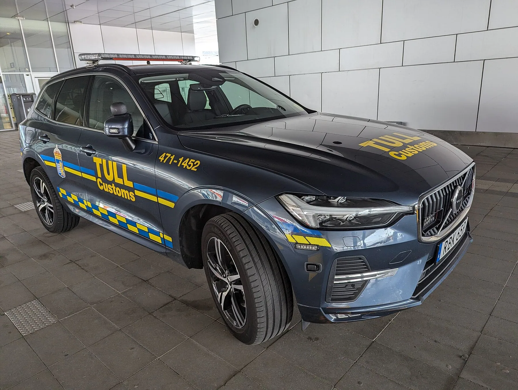 En tullbil från Tullverket parkerad vid färjeterminalen i Stockholm